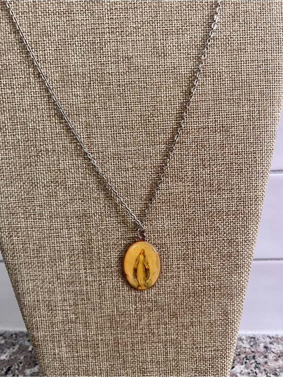 Jewelry - Vintage Virgin Mary Pendant and 20 in Chain.
